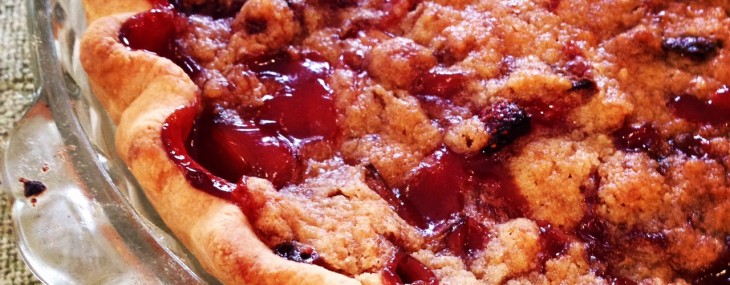 Strawberry Rhubarb Crumb Top Pie